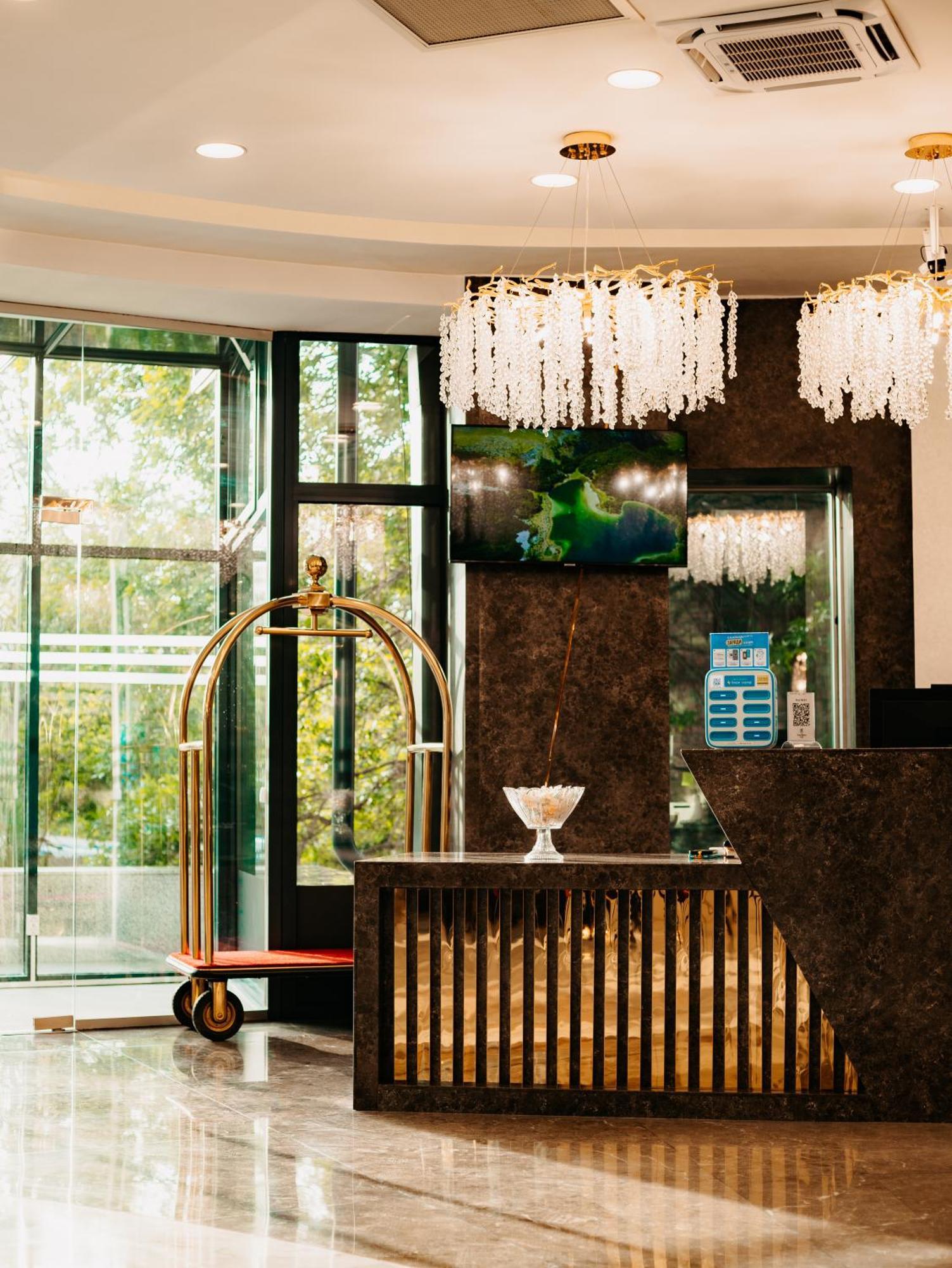 Grand Mildom Hotel Almaty Bagian luar foto