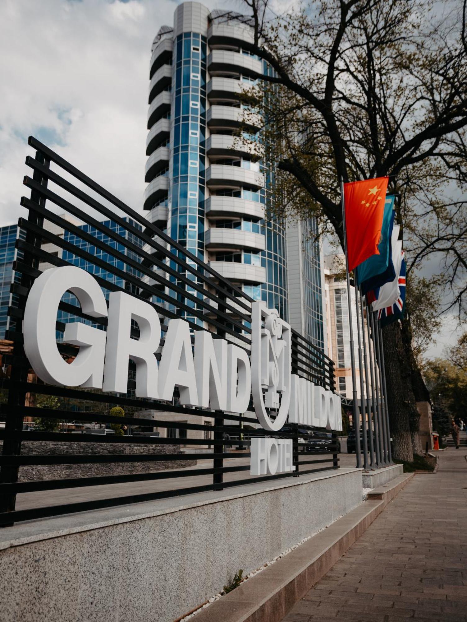Grand Mildom Hotel Almaty Bagian luar foto